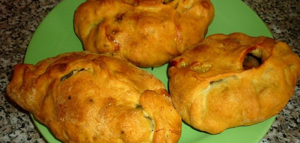 Пироги с яблоками и земляникой