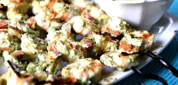 Шашлык из креветок с чили и тыквенными семечками