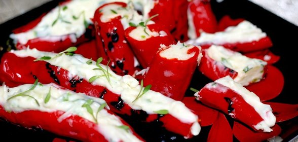 Фаршированные перцы чили с черемшой