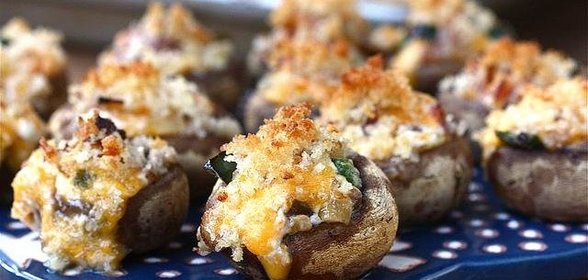 Грибы, фаршированные беконом