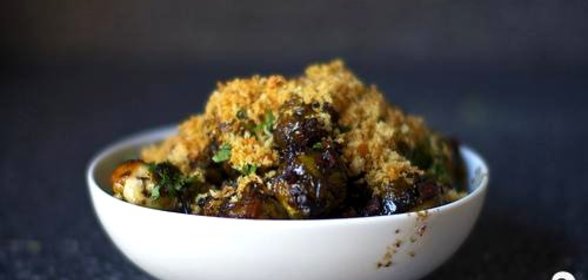 Тушеная брюссельская капуста с беконом