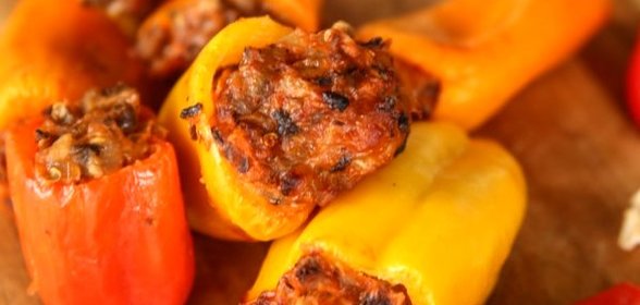 Перец, фаршированный кусочками мяса