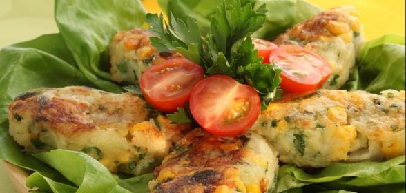 Картофельные котлетки с креветками и кукурузой