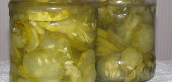 Консервированная закуска: резанные огурцы в собственном соку