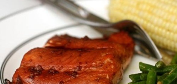 Запеченный лосось в гранатовом соусе