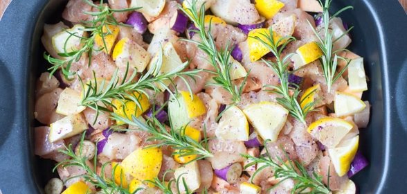 Куриная грудка запеченная с бататом, баклажанами, лимонами и розмарином