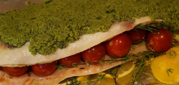 Форелька под песто, с помидорками черри и овощами в сливочном соусе