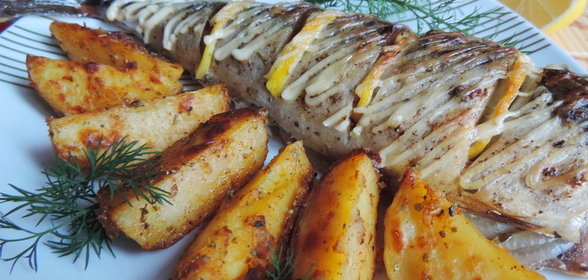 Скумбрия, запеченная с картофелем