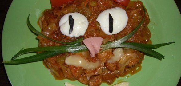 Капустка тушеная, да с прикопченой грудинкой и кабачком!