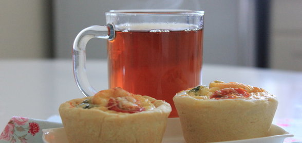 Корзиночки с омлетом, ветчиной и томатами