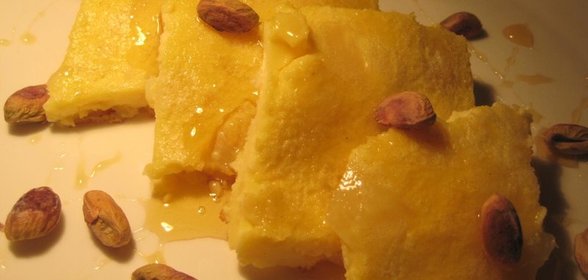 Язык в сливочно-луковой подливке