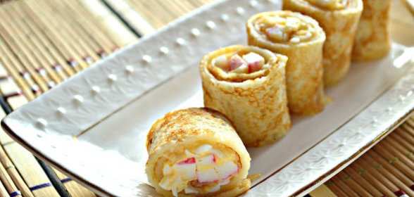 Рулетики, запеченные со сливами