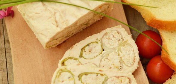 Рулет из куриного филе с луком пореем