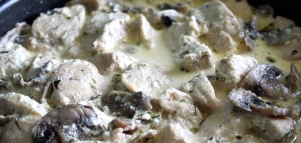 Курица с овощами в сметанном соусе