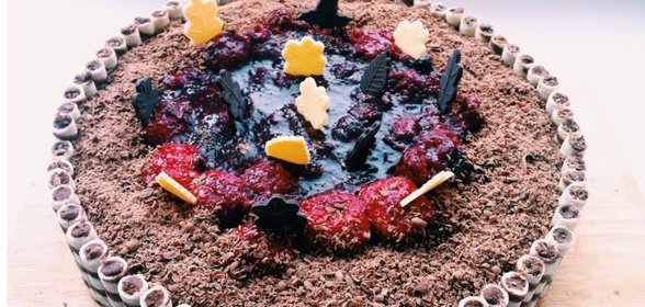 Бисквитный ягодно-творожный торт