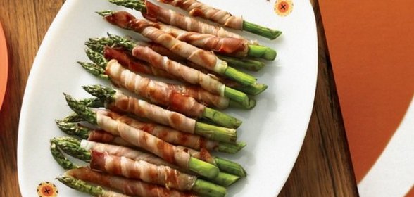 Спаржа в ветчине