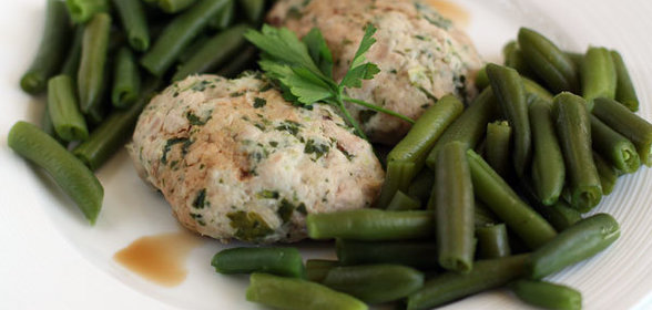 Паровые котлеты из индейки с зеленью