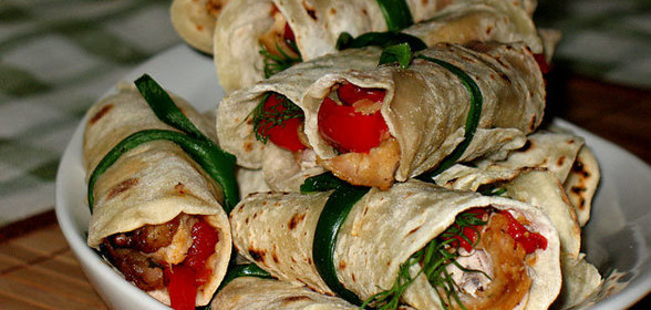 Рулетики с начинкой из грудки индейки и запечёной паприки