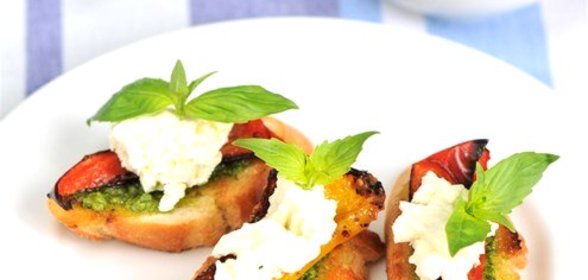 Брускетта с соусом песто, запеченными перцами и козьим сыром