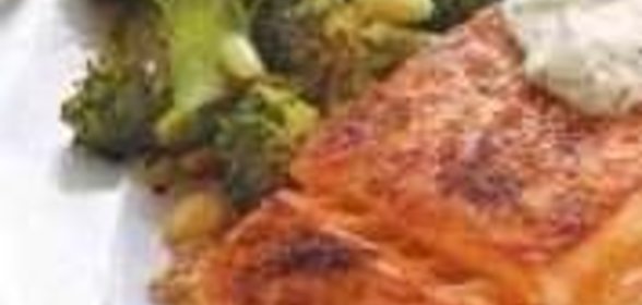 Салат из консервированной рыбы и зеленого горошка