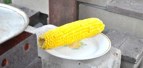 Вареная кукуруза на костре