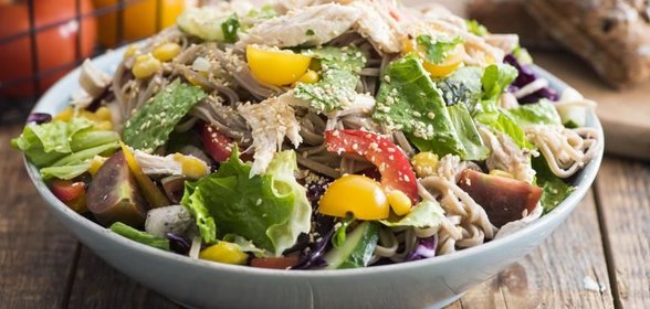 Летний салат из овощей, собы и курицы