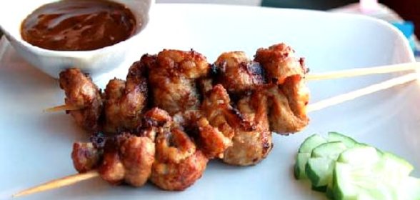 Канапе из свинины с соусом из арахиса