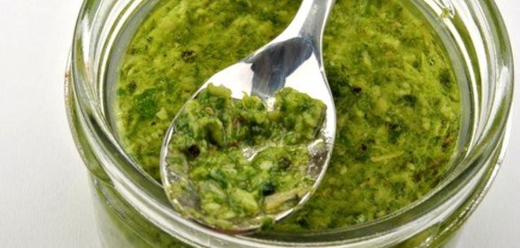 Песто из кинзы, миндаля и красного лука