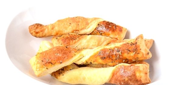 Слоеные палочки с сыром