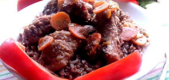 Рёбрышки с беконом,овощами и гречкой