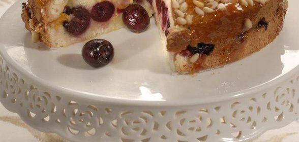 Пирог из черешни с кедровыми орешками