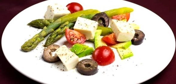 Салат из спаржи с маринованным сыром тофу