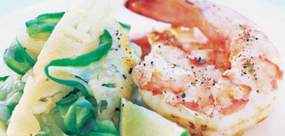 Королевские креветки с огурцом и ананасом