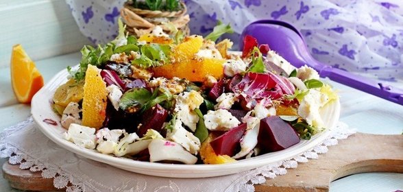 Салат со свеклой, апельсином и козьим сыром