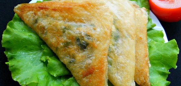 Брик с сыром, зеленью и яйцом