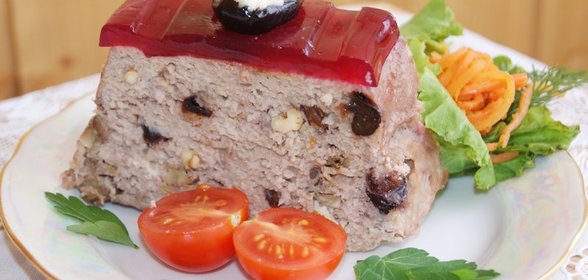 Изысканный паштет из фарша с беконом черносливом и орехами