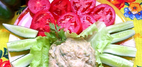 Быстрый хумус из фасоли с сырыми овощами