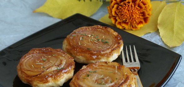 Мини-тарты татен с карамелизованным луком