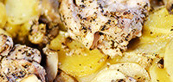 Куриные бедра с картофелем и грибами в травах и сливках