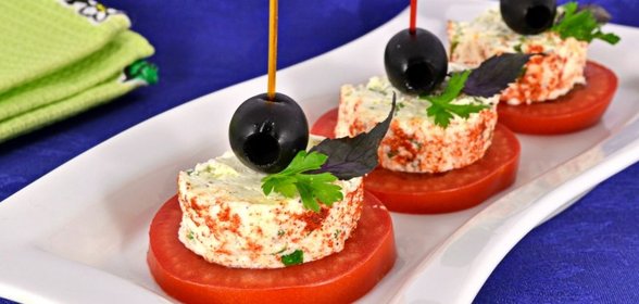 Закуска из помидоров, феты и оливок