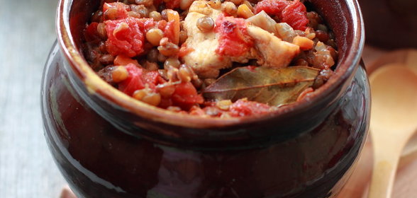 Чечевица с курицей в горшочке