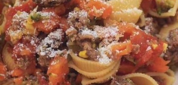 Куриные окорочка, тушенные в белом вине