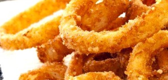 Золотистые луковые кольца, запеченные в оливковом масле