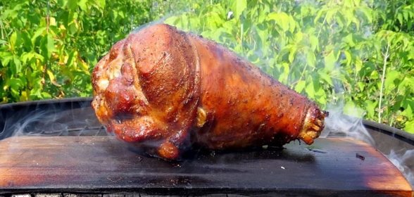 Голень индейки, запеченная на мангале, в медовой глазури