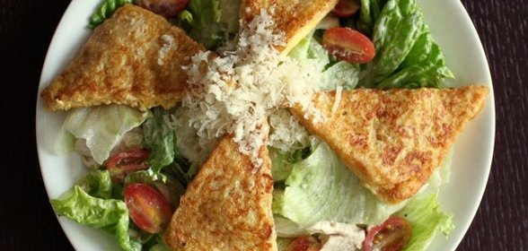 Салат Цезарь с французским тостом