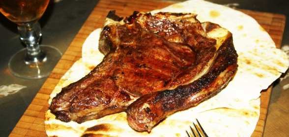 Говяжий антрекот на решетке на мангале