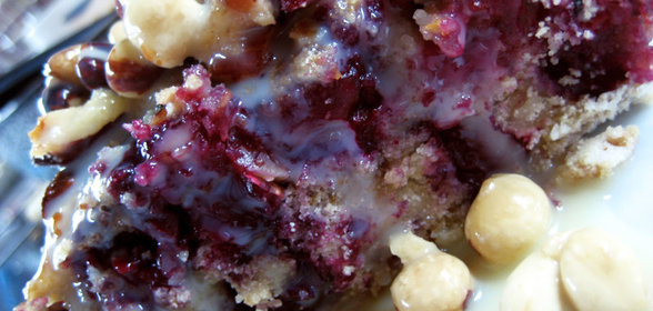 Миндально-вишневый пирог с соусом из белого шоколада