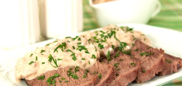 Говядина, запеченная в рукаве, с грибным соусом