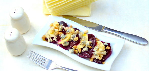 Салат со свеклой, яблоком и сыром