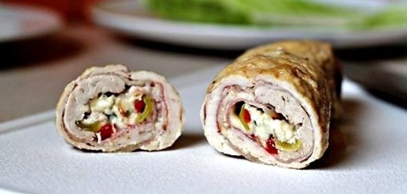 Мини рулеты из курицы с беконом и сыром